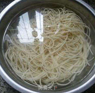 瘦肉丝带豆炒面的做法步骤：1