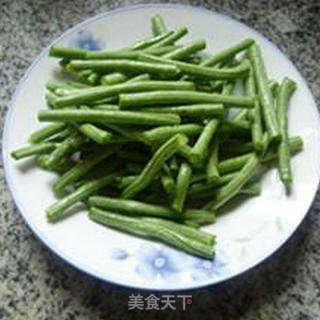 瘦肉丝带豆炒面的做法步骤：3