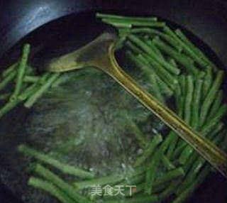 瘦肉丝带豆炒面的做法步骤：6