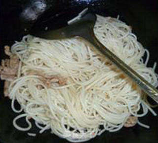 瘦肉丝带豆炒面的做法步骤：8