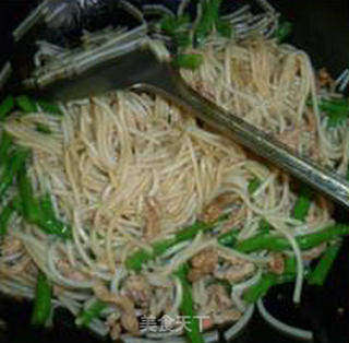 瘦肉丝带豆炒面的做法步骤：10