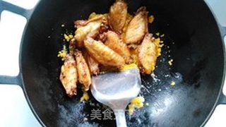金沙鸡翅的做法步骤:7
