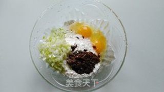 麻虾酱葱花蛋饼的做法步骤:3