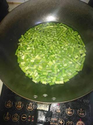 蒜苔杂拌菜炒肉末的做法步骤:2
