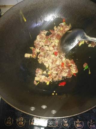 蒜苔杂拌菜炒肉末的做法步骤:6