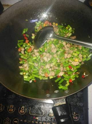 蒜苔杂拌菜炒肉末的做法步骤:7