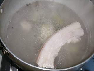 尖椒回锅肉的做法步骤:2