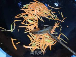 香菜胡萝卜炒肉丝的做法步骤:11