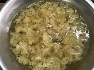红枣莲子银耳羹的做法步骤:2