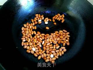 虾酱炒花生米的做法步骤：2
