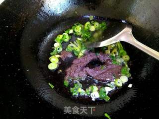 虾酱炒花生米的做法步骤:5