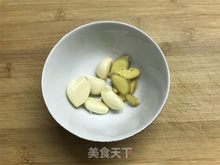 家常蒜香黄花鱼的做法步骤:2