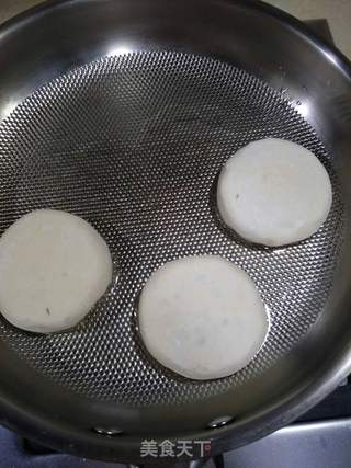 茴香鸡蛋发面馅饼的做法步骤：10