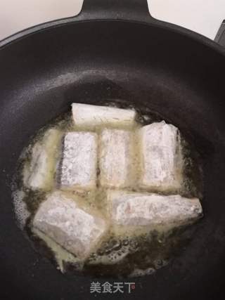 糖醋带鱼的做法步骤:5