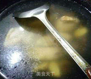 胡萝卜甜玉米中翅汤的做法步骤:9