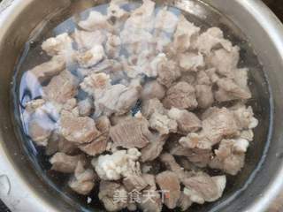 土豆炖牛肉的做法步骤：1