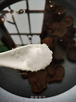 木耳拌菠菜的做法步骤:2
