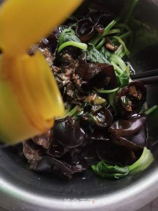 木耳拌菠菜的做法步骤:6