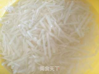 剁椒麻油凉拌土豆丝的做法步骤:3