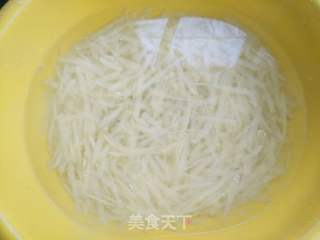 剁椒麻油凉拌土豆丝的做法步骤:4