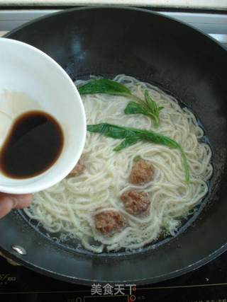 肉丸汤面的做法步骤：5