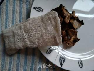 银耳雪梨罗汉果的做法步骤:3