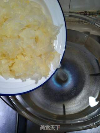 银耳雪梨罗汉果的做法步骤:4