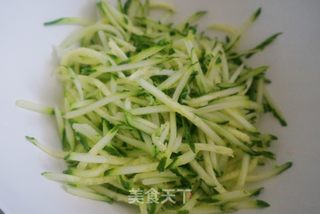 黄瓜鸡蛋饼的做法步骤：1