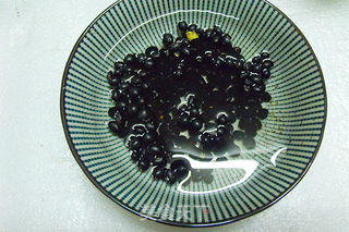 黑豆雪梨汤的做法步骤:2