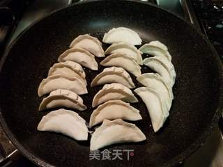 煎饺的做法步骤：1