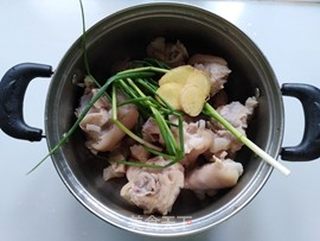 冬笋咸肉炖猪蹄的做法步骤:5