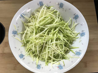 西葫芦鸡蛋饼的做法步骤:2