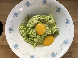 西葫芦鸡蛋饼的做法步骤:3