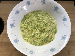 西葫芦鸡蛋饼的做法步骤:4
