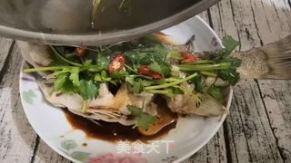 清蒸鲈鱼(蒸箱版)的做法步骤:11
