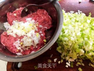 牛肉韭黄饺子的做法步骤:2
