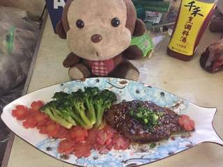 娅娅:挪威森林牛排,风景这边独好,草船借箭,锡纸泡椒包鱼(不用烤箱),两腐两争,白兰地火焰泥鳅,菱形黄瓜肉片,海龙手抓排骨的做法步骤:5