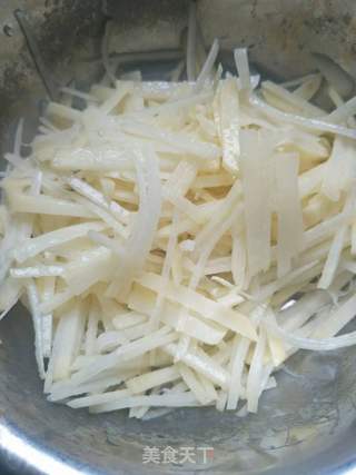 土豆丝小饼的做法步骤:2