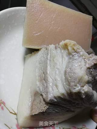 传统回锅肉的做法步骤:2
