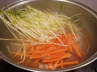 #快手素菜#豌豆芽拌胡萝卜丝的做法步骤:4