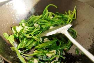 蒜香油麦菜的做法步骤:5