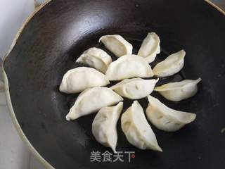 萝卜粉丝抱蛋煎饺的做法步骤：8