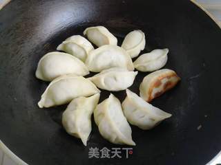 萝卜粉丝抱蛋煎饺的做法步骤:9