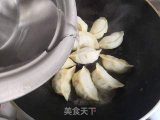 萝卜粉丝抱蛋煎饺的做法步骤:10