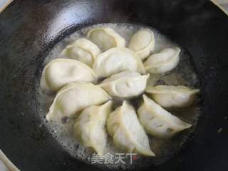 萝卜粉丝抱蛋煎饺的做法步骤:11