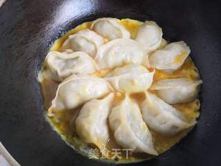 萝卜粉丝抱蛋煎饺的做法步骤:13