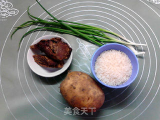 腊肉土豆焖饭的做法步骤：1