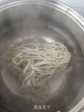 苔菜肉丁过水面的做法步骤:3
