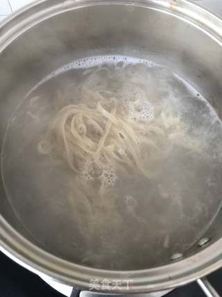 苔菜肉丁过水面的做法步骤:4