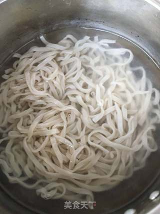 苔菜肉丁过水面的做法步骤:5